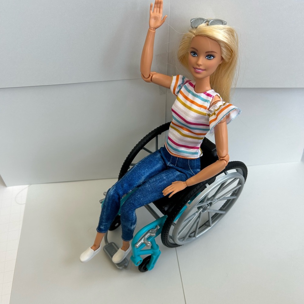 Fashionista #132 Wheelchair Barbie + Wheelchair ramp - Picture 2 of 7